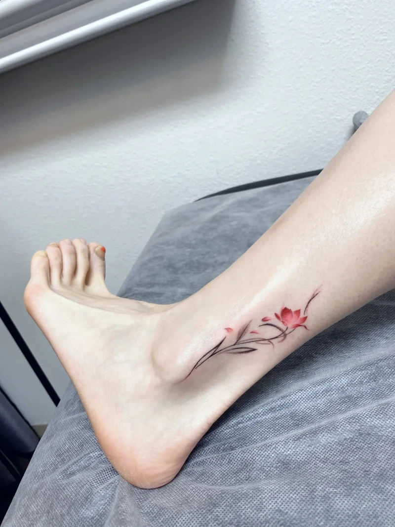 hình xăm cổ chân nữ cá tính