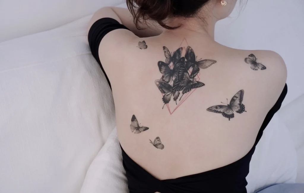 hình xăm lưng nữ thumbnail