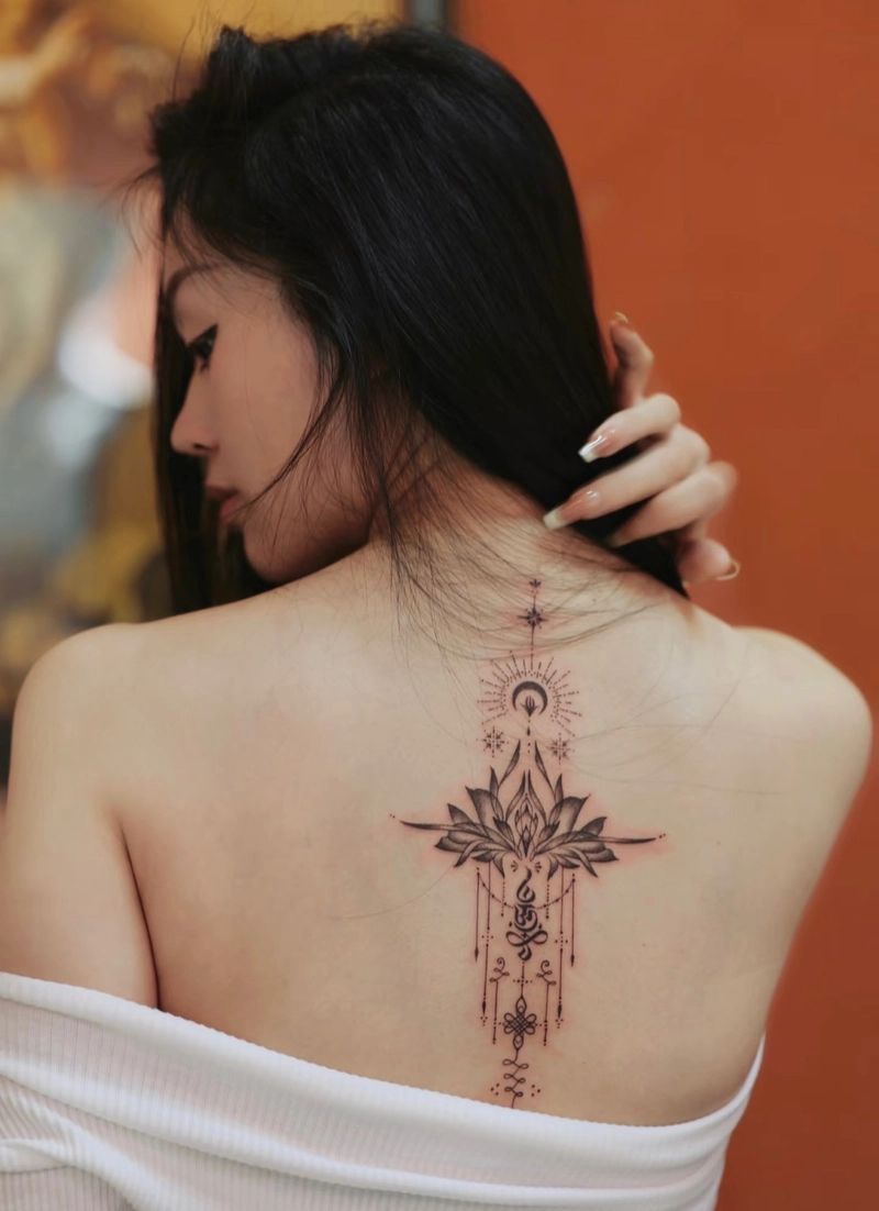 hình xăm mandala tinh tế sau gáy cho nữ