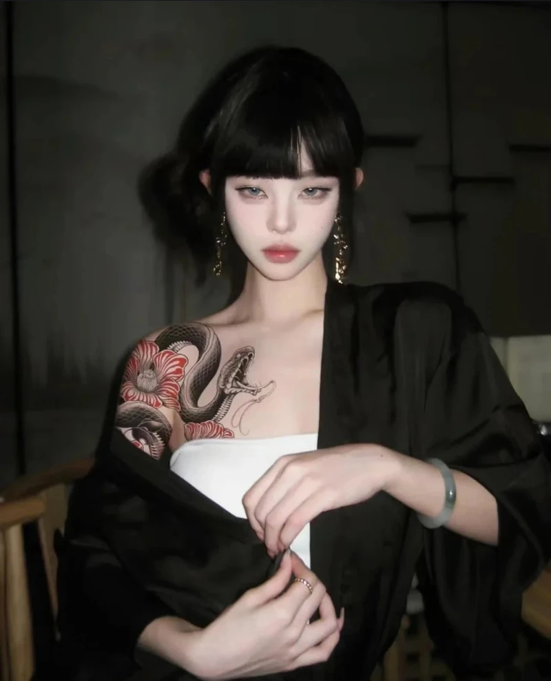 hình xăm ở bắp tay nữ phong cách vintage