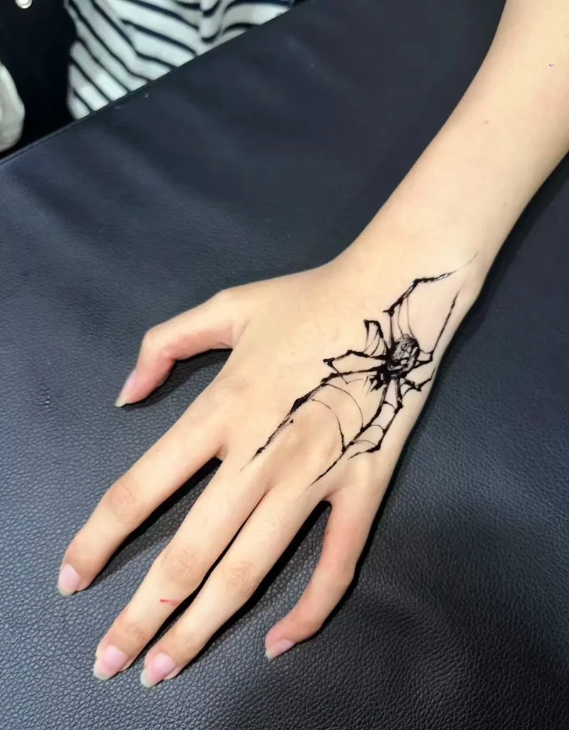 hình xăm tay cho nữ nhẹ nhàng mang vẻ quyến rũ