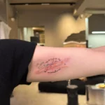 mẫu bắp tay nữ xăm chữ đẹp theo xu hướng tattoo