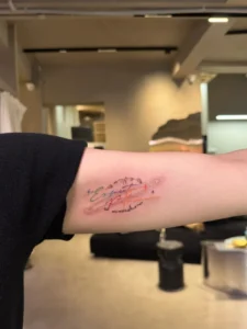 mẫu bắp tay nữ xăm chữ đẹp theo xu hướng tattoo