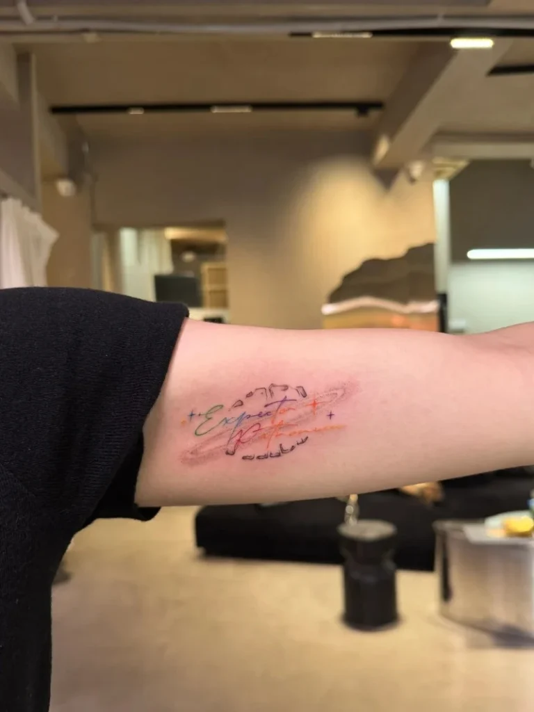 mẫu bắp tay nữ xăm chữ đẹp theo xu hướng tattoo