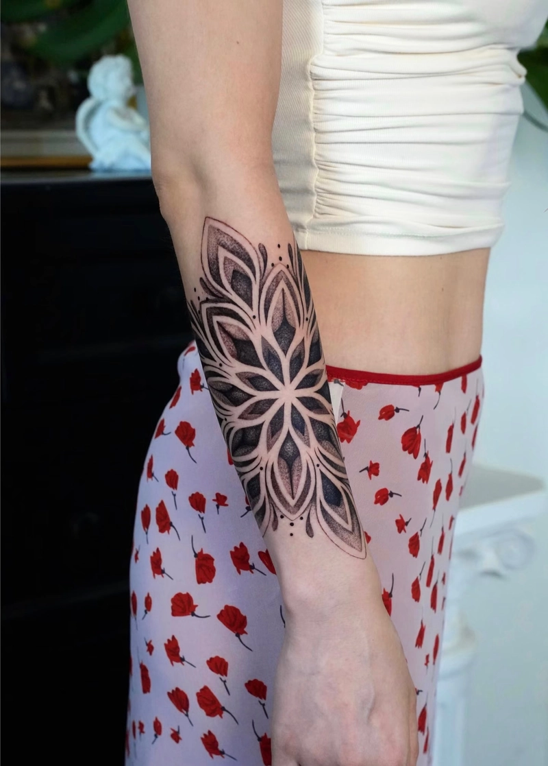 mẫu hình tattoo mandala hoa văn đen trắng