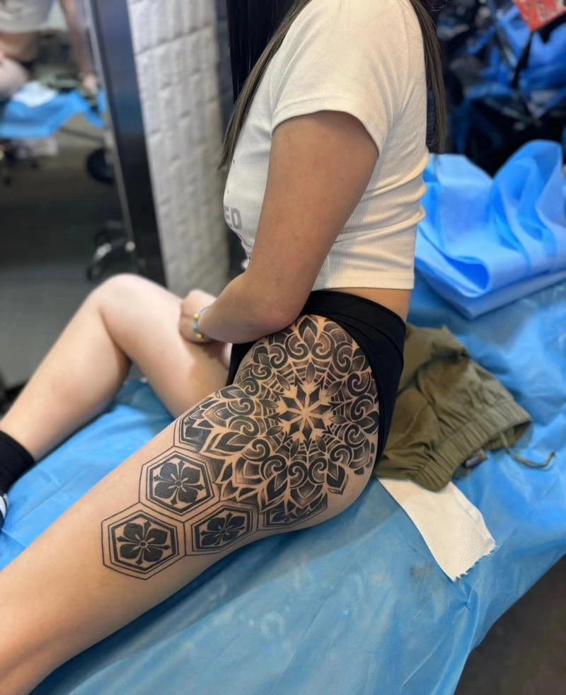 mẫu hình xăm mandala kín một bên hông