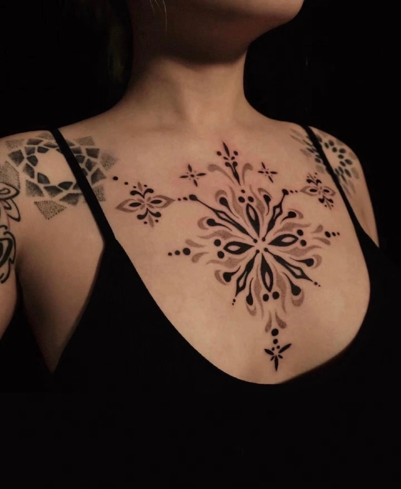 mẫu hình xăm mandala lớn trang trí trước ngực