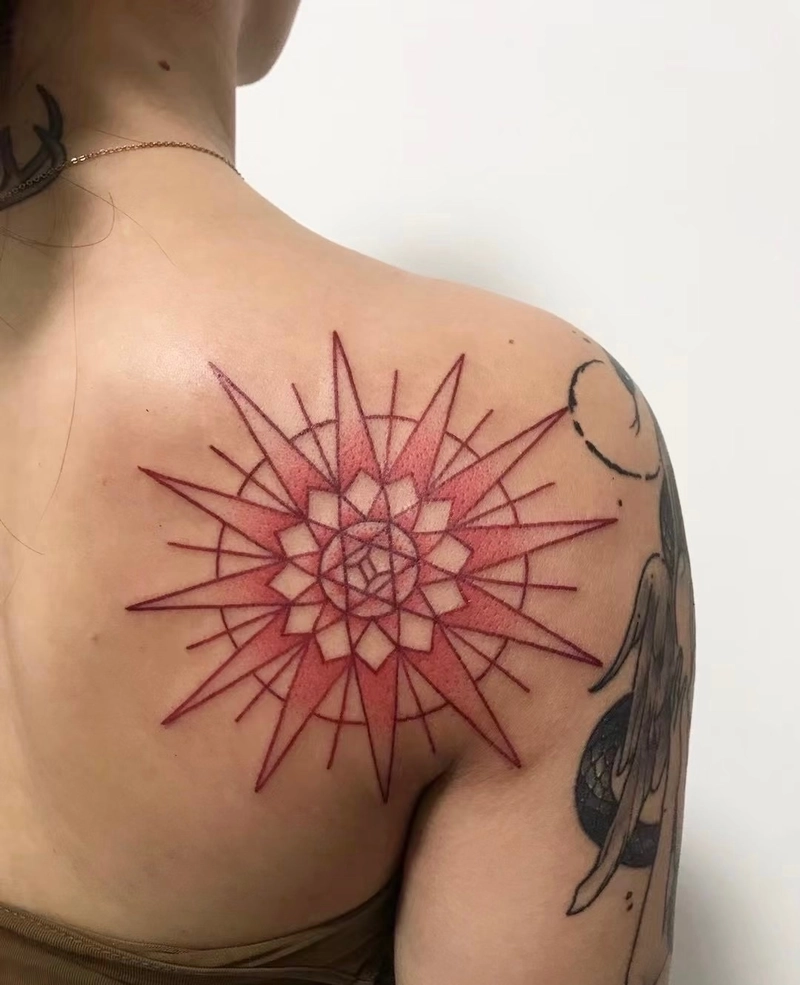 mẫu hình xăm mandala mặt trời đỏ sau vai