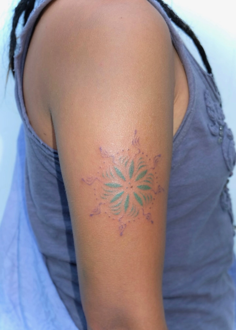 mẫu hình xăm mandala màu sắc mờ ảo