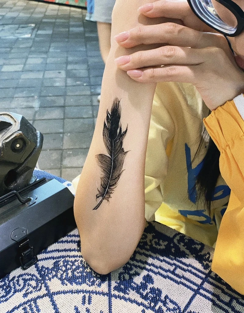 mẫu lông vũ nữ hình xăm đang thịnh hành