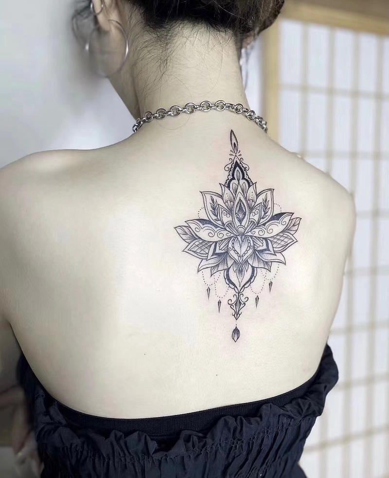 mẫu tattoo mandala đẹp sau gáy nữ