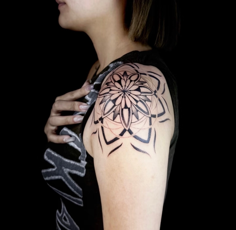 mẫu tattoo mandala hoa văn lớn ở bắp tay