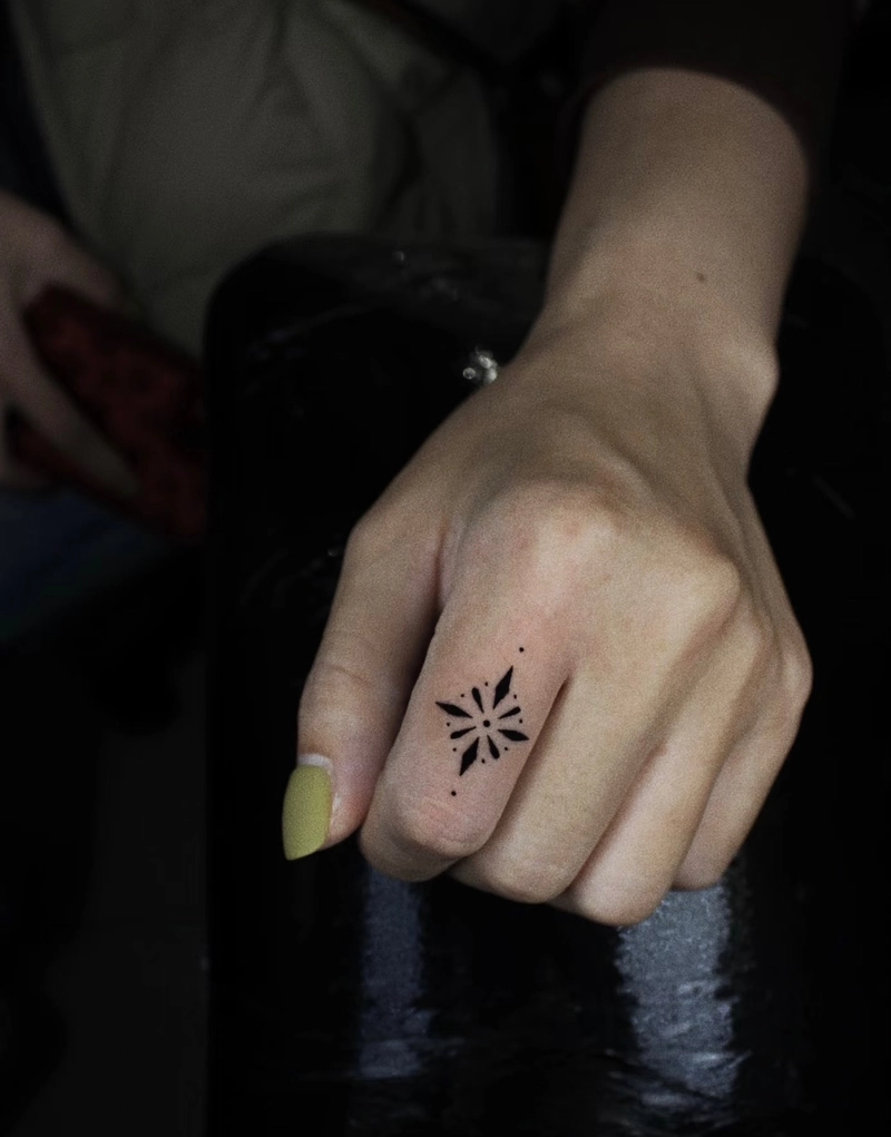 mẫu tattoo mandala nhỏ xinh ở mu bàn tay