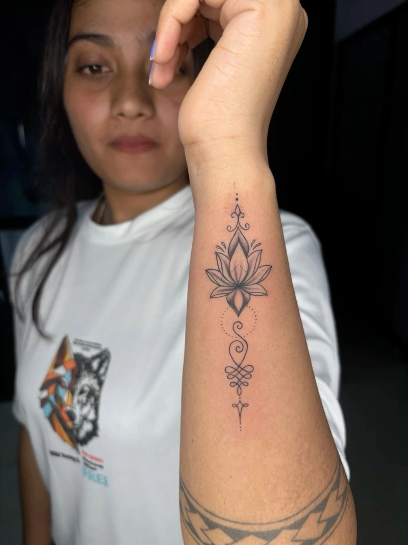 mẫu tattoo mandala sen đá nhỏ ở cổ tay
