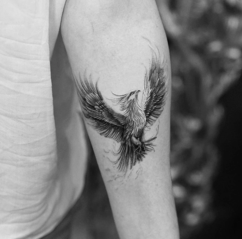 phượng hoàng đen trắng tattoo nổi bật bởi chi tiết tinh xảo