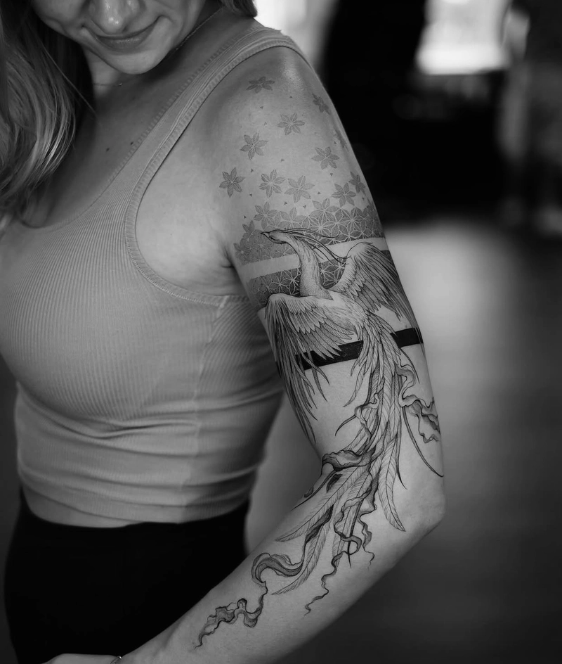 phượng hoàng đen trắng tattoo với tạo hình đầy nghệ thuật