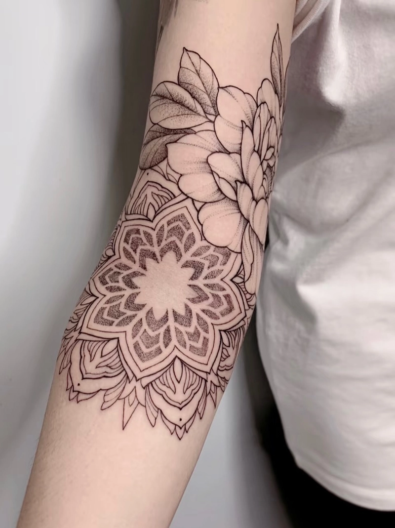 tattoo mandala hoa sen kết hợp ở cẳng tay