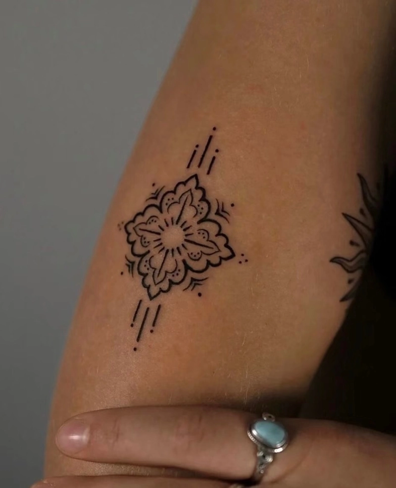 tattoo mandala hoa văn đối xứng bắp tay đẹp