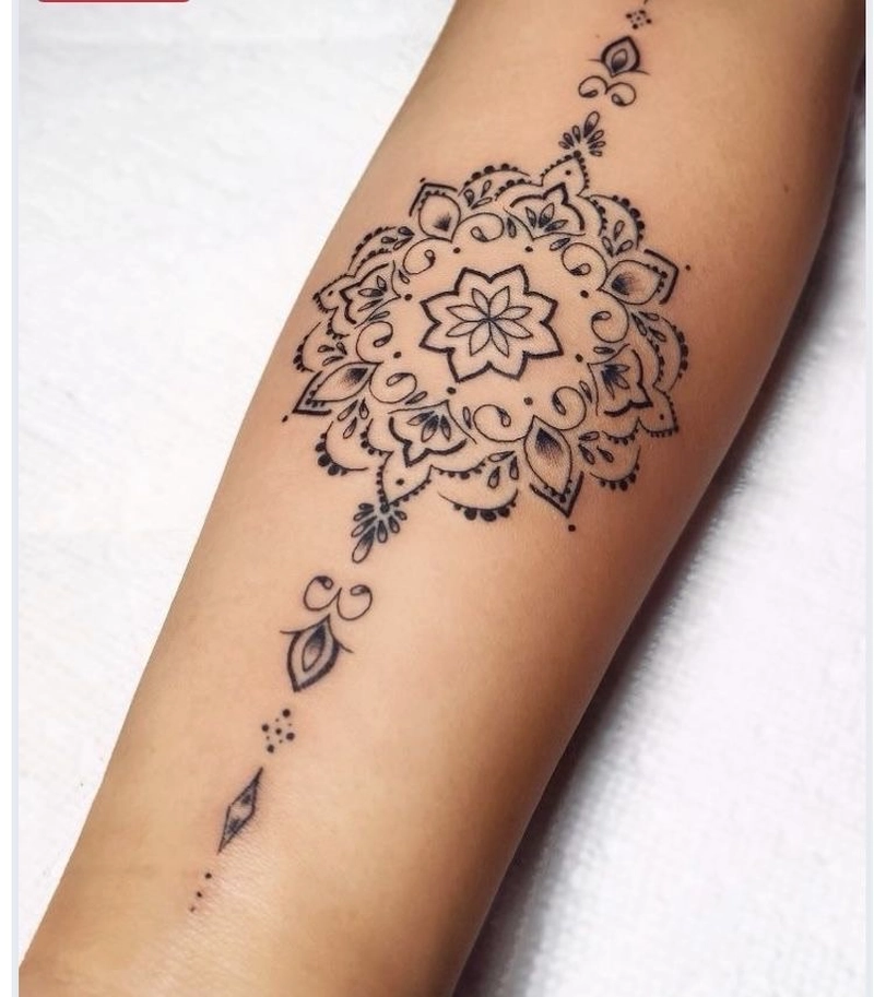 tattoo mandala màu phối phong cách hiện đại