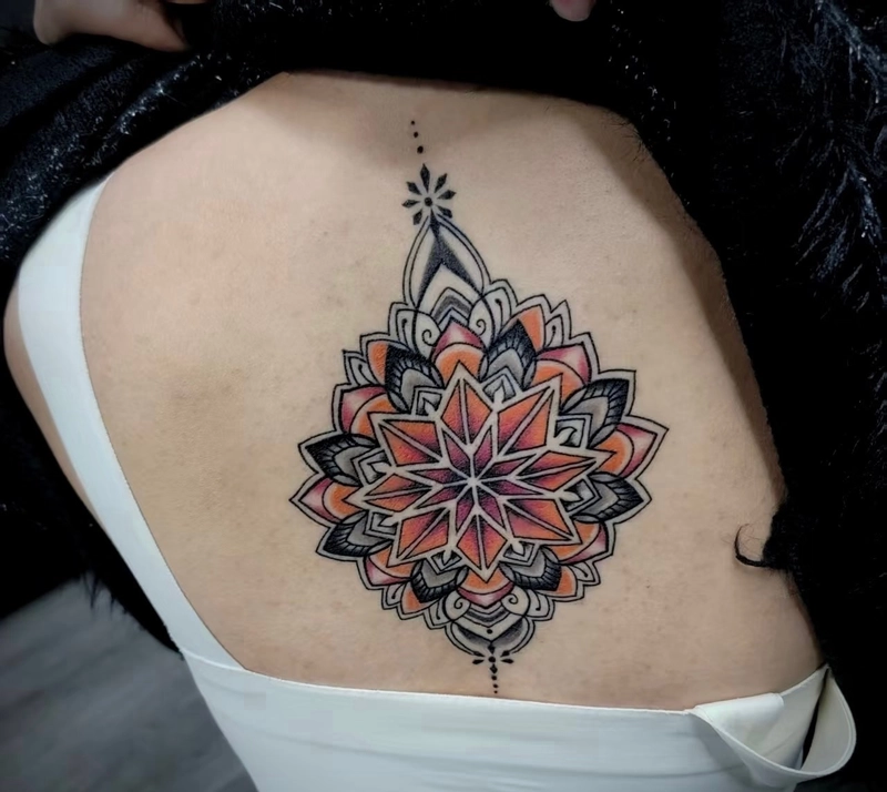 tattoo mandala phối màu đỏ đen sau lưng