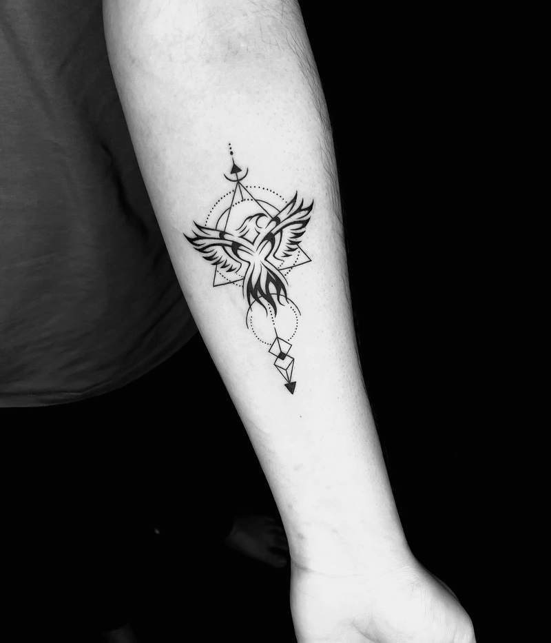 tattoo phượng hoàng đen trắng sở hữu thiết kế đầy sáng tạo