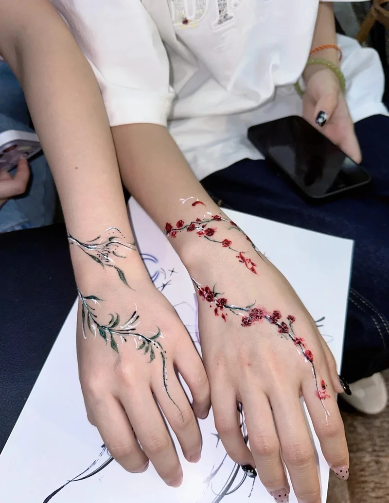 thiết kế hình xăm tay cho nữ đẹp và thanh lịch