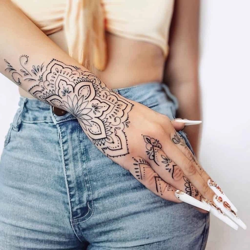 xăm hình mandala lan rộng mu bàn tay