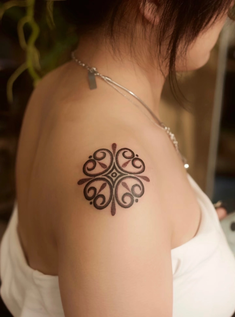 xăm hình mandala tối giản vùng vai quyến rũ