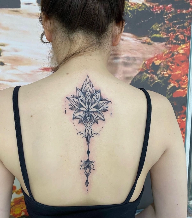 xăm hình mandala xanh đen giữa lưng