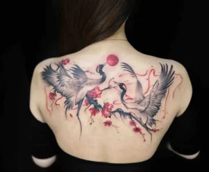 ấn tượng với hình xăm nữa lưng
