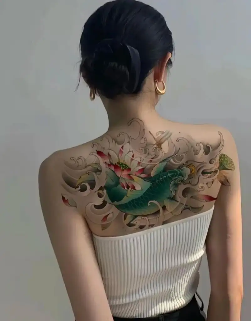 đẹp quyến rũ hình xăm nữa lưng