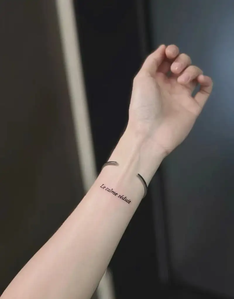 hình xăm cổ tay nữ ý nghĩa hiện đại