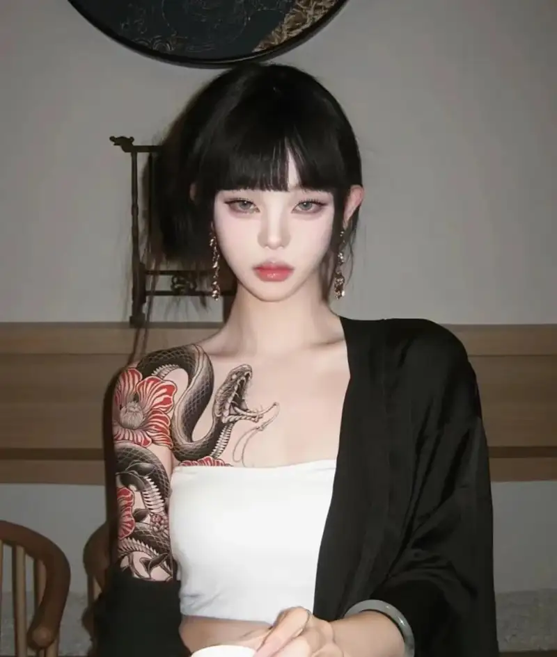 hình xăm con rắn sắc nét với đường nét mềm mại