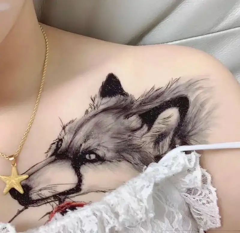 hình xăm đầu sói hoa văn đen trắng