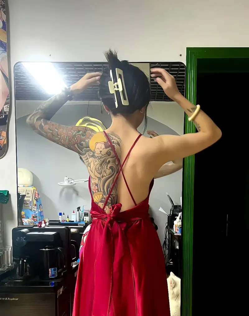 hình xăm nữa lưng đẹp sắc nét