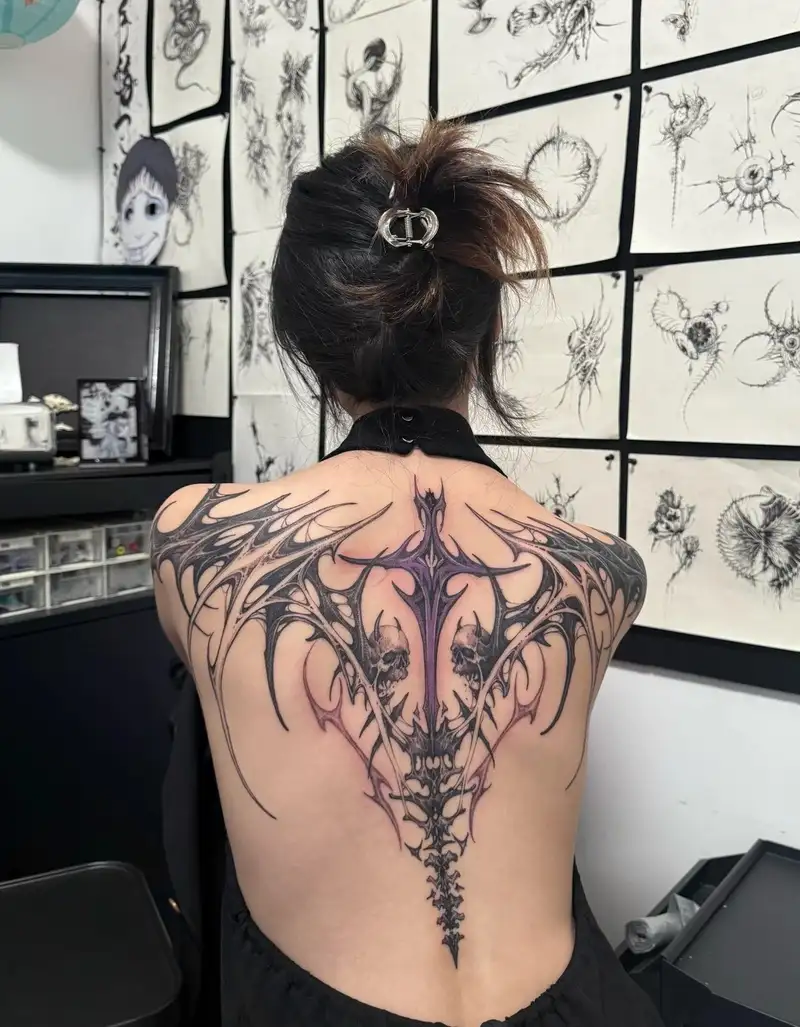 hình xăm nữa lưng độc lạ cuốn hút