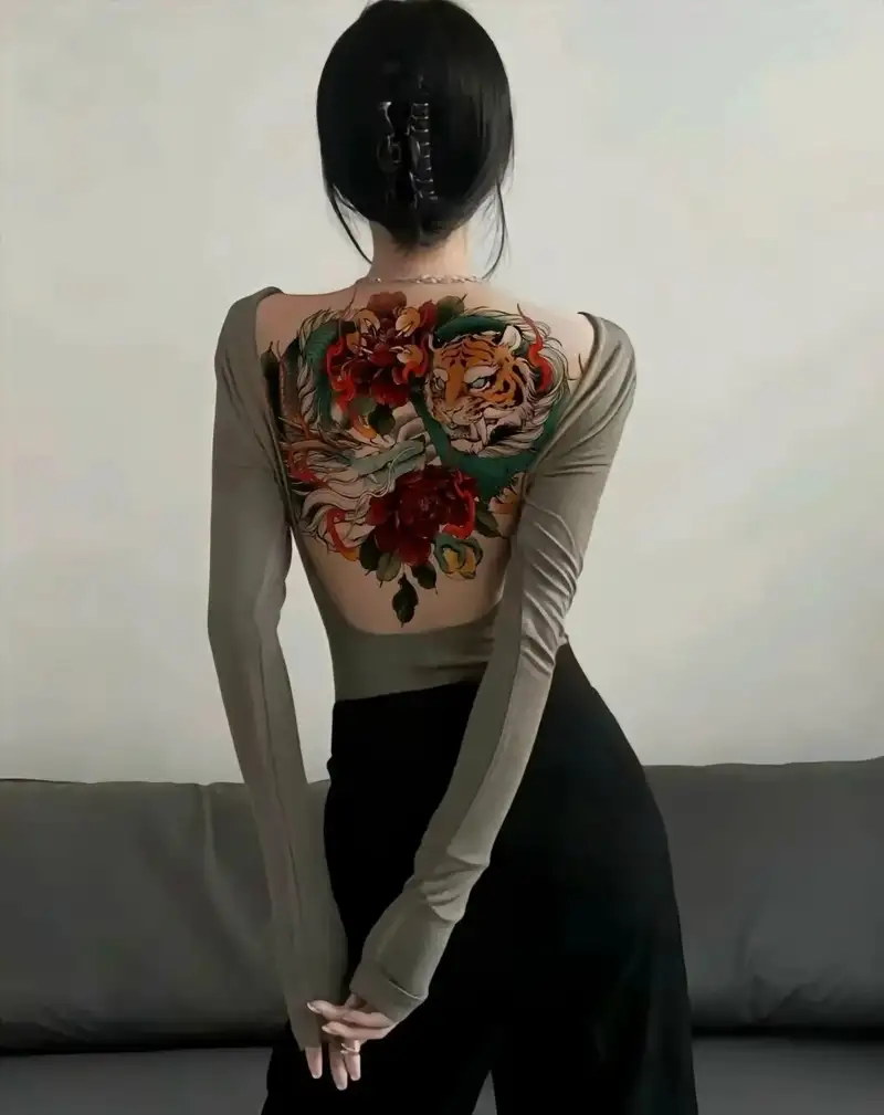 hình xăm nữa lưng kín đáo mà đẹp