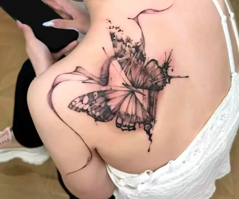 hình xăm nữa lưng phong cách cá tính