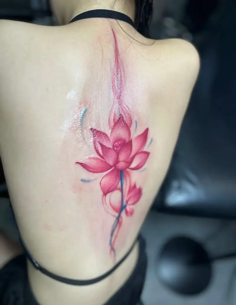 hình xăm nữa lưng phong cách tối giản