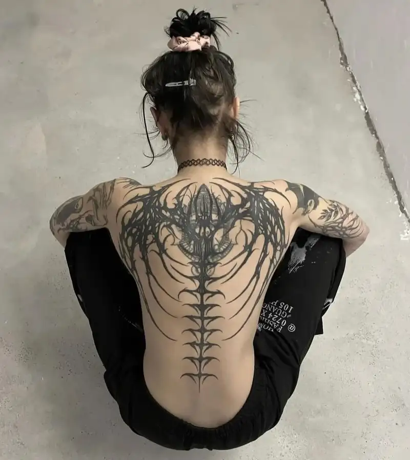 hình xăm nữa lưng với họa tiết đẹp