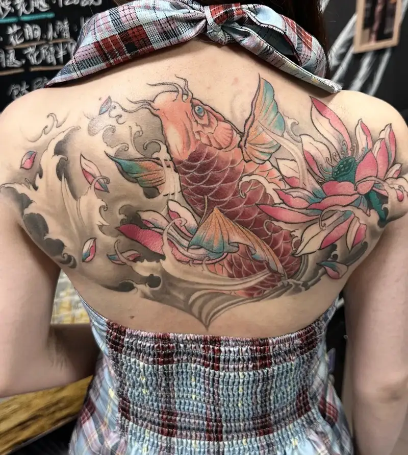 hình xăm nữa lưng ý nghĩa độc đáo