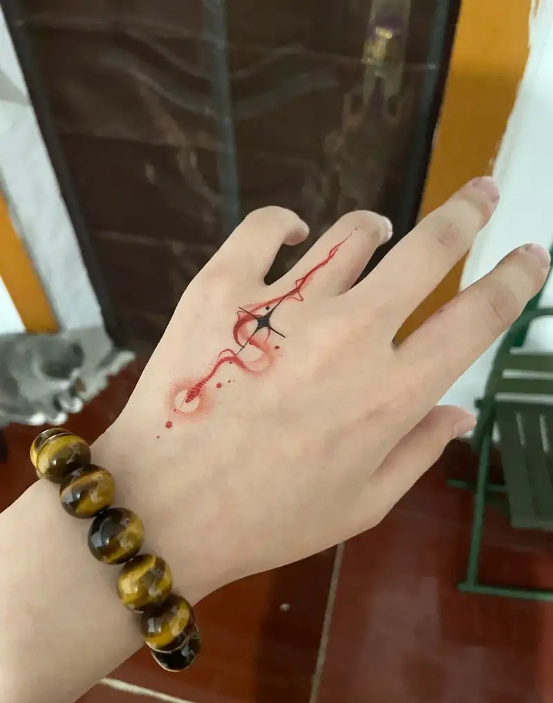 hình xăm rắn mini trên tay cá tính