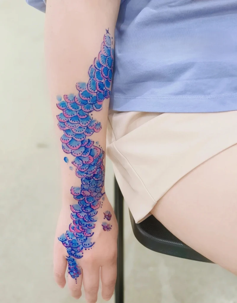 hình xăm vảy rồng màu đen phong cách bí ẩn
