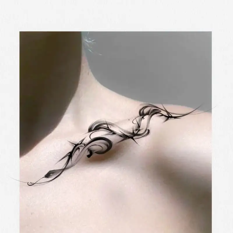 tattoo xăm rắn ở xương quai xanh