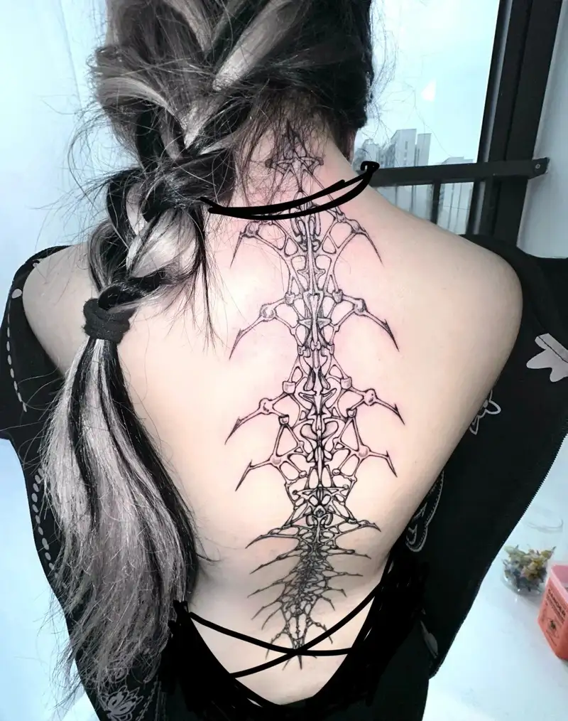 xăm hình nữa lưng phong cách riêng