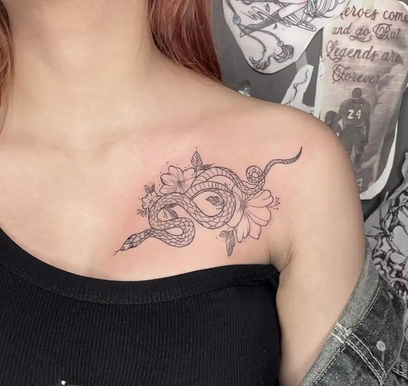 xăm rắn ở xương quai xanh mang vẻ bí ẩn
