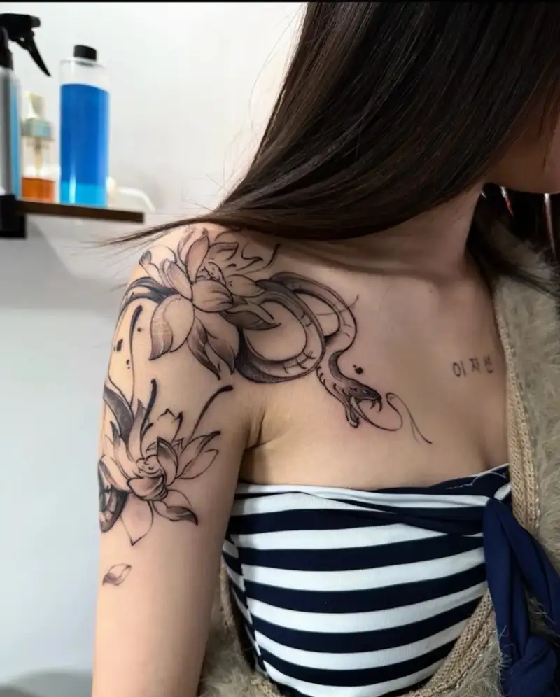 xăm rắn ở xương quai xanh nghệ thuật