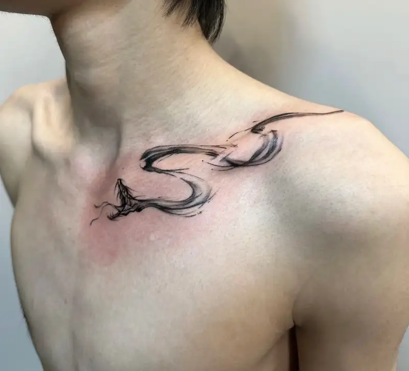 xăm rắn ở xương quai xanh với họa tiết độc lạ